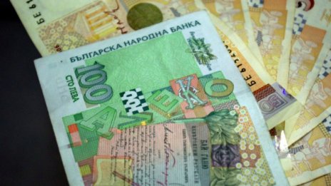 "Пирамиди" завличат балами, въртят 500 млн.