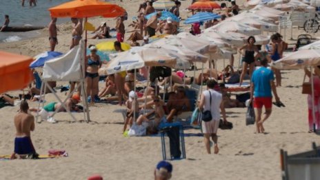 Безработицата продължава да намалява през юни
