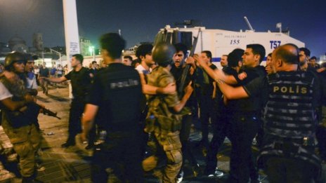 Поне 60 души са убити при опита за преврат в Турция