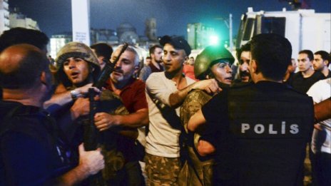 За преврата в Турция, ислямизацията и демокрацията