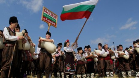 101 Каба гайди събраха 100 000 души на поляните на Рожен