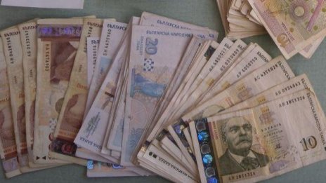 Служител в лизингова къща си прибрал 7 бона