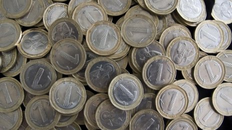 Увеличават парите за студентски стипендии 