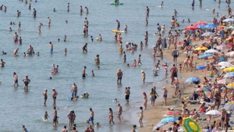 Чадърите и шезлонгите поевтиняват! Догодина?