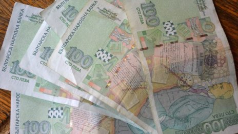 Баба на 77 г. хвърли 4 бона през терасата си