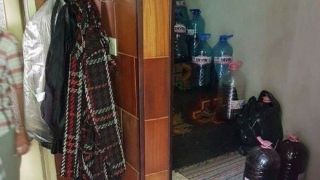 Митничари иззеха в Тетевен 250 л ракия в пластмасови туби 