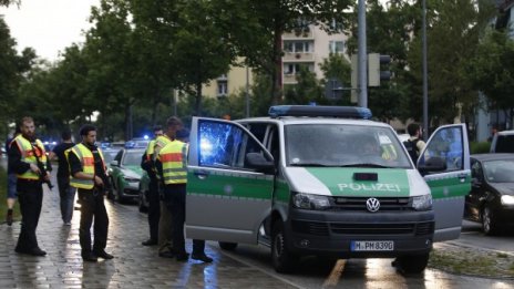 Броят на жертвите в Мюнхен расте, търсят още стрелци*