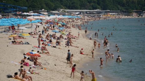 Слънчев и горещ ще е днешният съботен ден