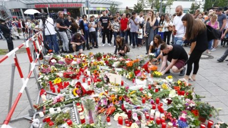 Свещи, цветя и сълзи... в памет на загиналите