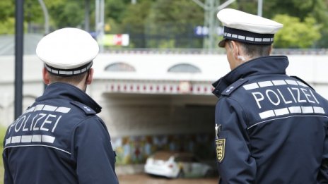 Мъж уби човек и рани двама с мачете в Германия