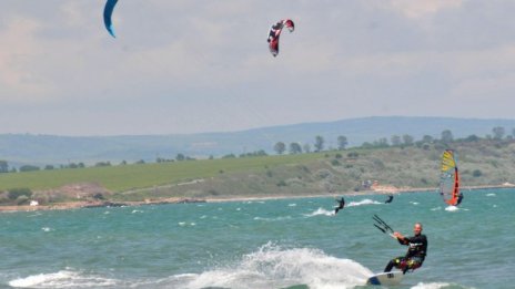 Спасителите по морето помпат мускули, но на плажа
