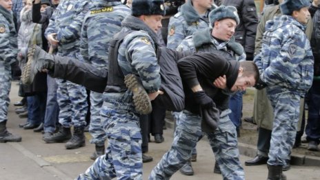 Как се протестира в Русия: Със скоч, но без маски