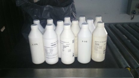 Румънка опита да внесе 13 л парфюмен концентрат 