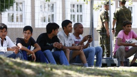 Раследват 59 бежанци в Германия, заподозрени в тероризъм