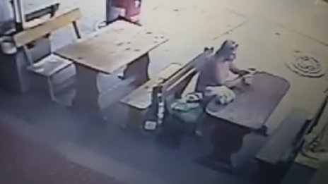 Баба порови в чанта на дете, взе си таблет, тръгна си...
