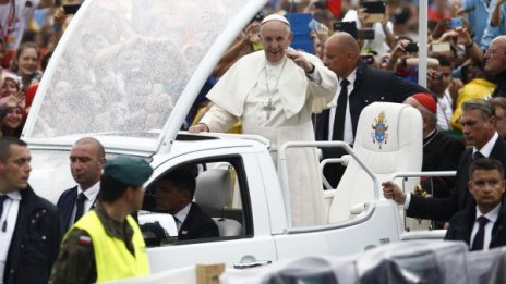 Папата призова поляците да приемат мигранти и бежанци