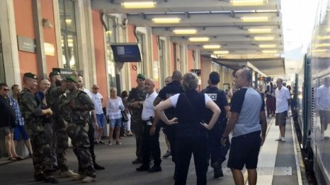 Арестуваха двама за тероризъм във влак във Франция