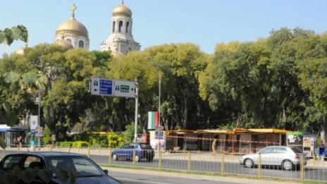 Махат павилионите с цветя до катедралата във Варна