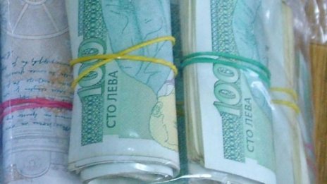 Баба метна през терасата 5 000 лв. на ало апаши