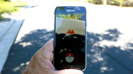Мъж съди Pokеmon Go – писнало му да му чукат на вратата!