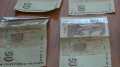 Похвално! 9-годишен намери и върна 2000 лв. 