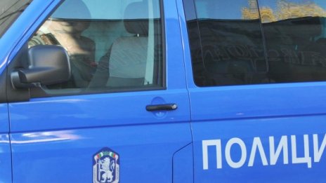 Хванаха петима бежанци, натъпкани в багажник