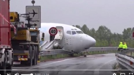 Товарен самолет катастрофира... на шосе