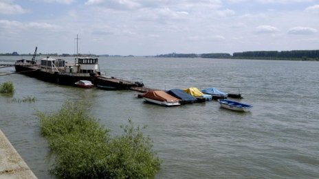 Млад мъж изчезна в Дунав, издирват го