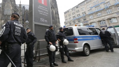 Мъж нападна с нож минувачи в Германия, рани жена