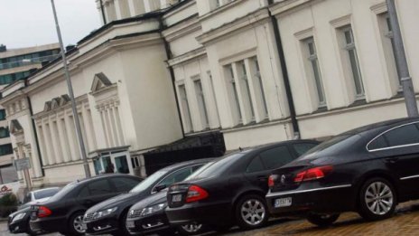 Депутатите ни с 6 кръгчета на Земята на служебни коли