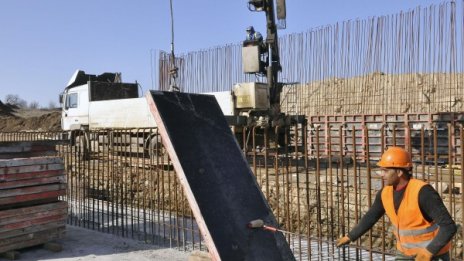Инспектори нахлуха на обект, работниците се евакуираха