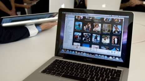 Новият MacBook Pro – с малък екран над клавиатурата