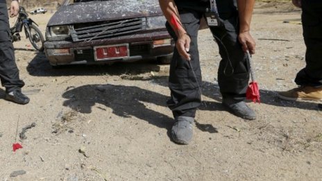  Един убит и 10 ранени при бомбени атаки в тайландски курорт 