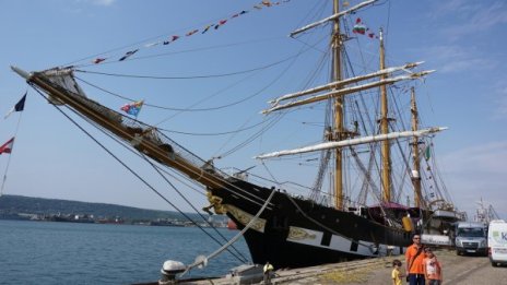 Йо-хо-хо и бутилка ром! Кораб събра туристите във Варна
