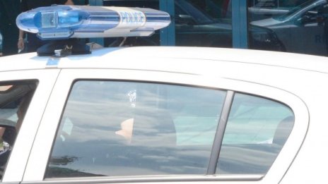 Тийнейджър раздава шамари на полицаи, скъса и пагон