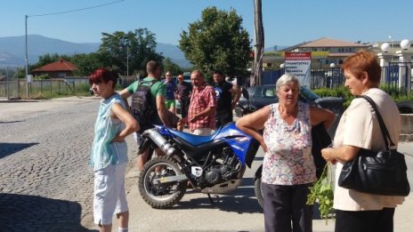 Безумица: Затвориха пътя за 200 души от Пловдив 