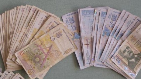 77-годишна плевенчанка метна злато и 3 бона от балкона