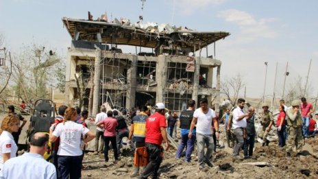 Трима загинали и над 50 ранени при взрива в турския град Елязъг