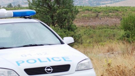 Задържаха двама, били с прът и бутилка полицаи