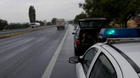 Полицаи задържаха 13 афганистанци на "Тракия"
