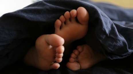 Млади мъже спят на осветление, боят се от тъмното