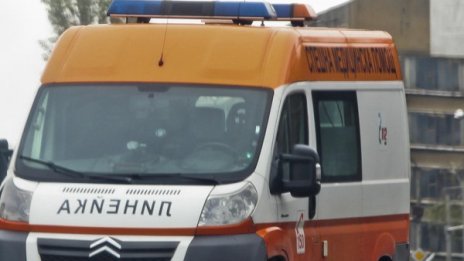 Мъж почина край Сливен, блъсна го ТИР