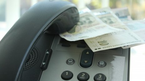 Баба хвърли 10 бона от терасата, "лови" престъпници