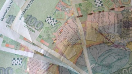 Мъж остави 35 бона в незаключена кола, свиха ги