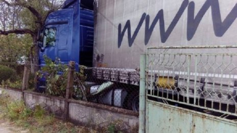 ТИР се заби в двор, шофьорът дремна в кабината