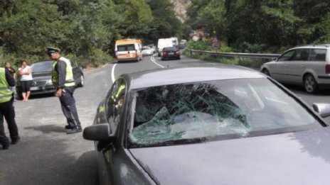 Кола помете еколога Андрей Ковачев и алпиниста Боян Петров