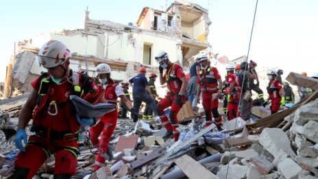 Италия брои жертвите на труса, вече са над 159