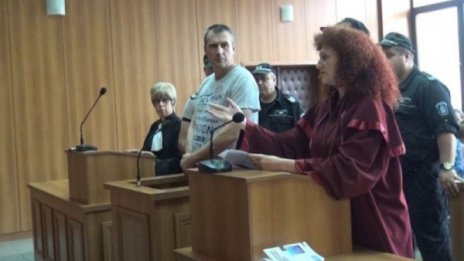 Полицаят, обвинен, че е убил родителите си, иска на свобода