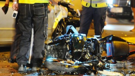 Моторист се удари в камион на "Тракия". Загина.