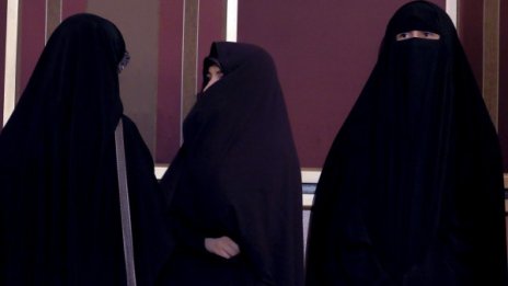 Германците искат забрана на бурките, властите &ndash; не дават